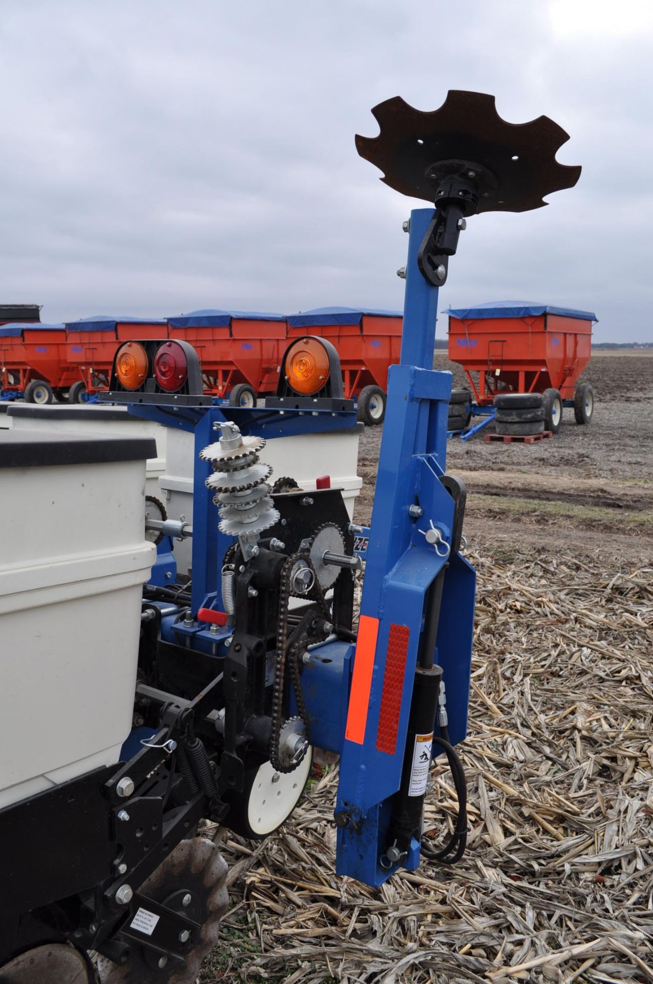 Kinze 3000 planter 4/7 planter, boxes, no-till, pull-type, ground drive, markers, rubber closing - Image 14 of 14