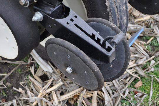 Kinze 3000 planter 4/7 planter, boxes, no-till, pull-type, ground drive, markers, rubber closing - Image 10 of 14