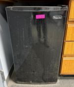 DESCRIPTION: MAGIC CHEF BLACK MINI FRIDGE BRAND / MODEL: MAGIC CHEF LOCATION: OFFICE QTY: 1