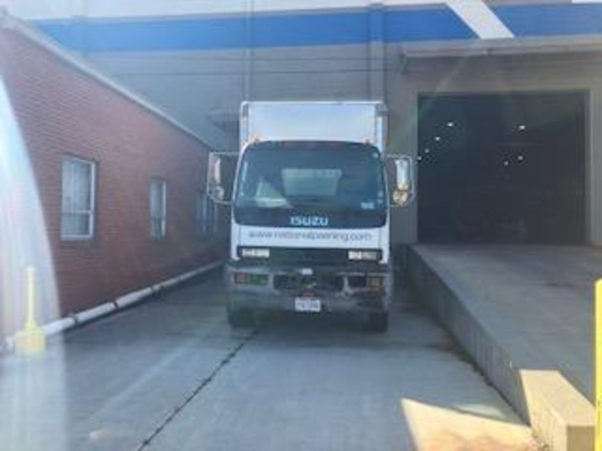 2006 Isuzu 24' Box Truck, Leggett & Platt Box w/ Nose Cone, VIN 4GTJ7F1316F700724, Single Axle, Dual