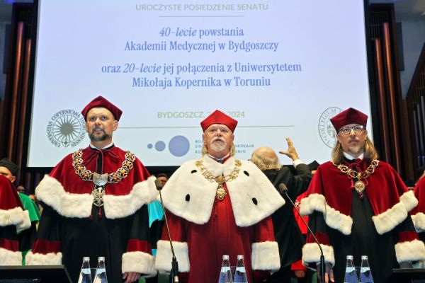 Jubileusze Collegium Medicum UMK uroczystość w Bydgoszczy (Filharmonia Pomorska,  25.11.2024) [fot. Andrzej Romański] Kliknij, aby powiększyć zdjęcie