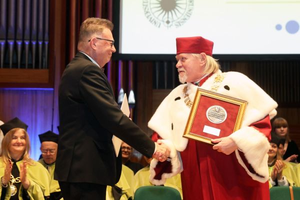 Jubileusze Collegium Medicum UMK uroczystość w Bydgoszczy (Filharmonia Pomorska,  25.11.2024) [fot. Andrzej Romański] Kliknij, aby powiększyć zdjęcie