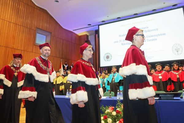 Jubileusze Collegium Medicum UMK uroczystość w Bydgoszczy (Filharmonia Pomorska,  25.11.2024) [fot. Andrzej Romański] Kliknij, aby powiększyć zdjęcie