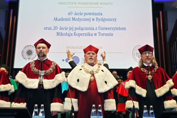 Jubileusze Collegium Medicum UMK uroczystość w Bydgoszczy (Filharmonia Pomorska,  25.11.2024) [fot. Andrzej Romański] Kliknij, aby powiększyć zdjęcie