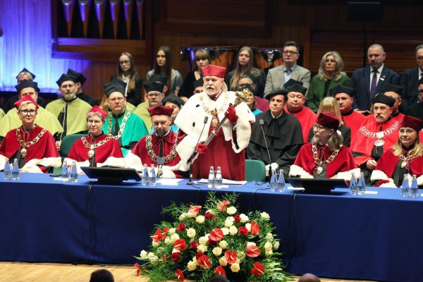 Jubileusze Collegium Medicum UMK uroczystość w Bydgoszczy (Filharmonia Pomorska,  25.11.2024) [fot. Andrzej Romański] Kliknij, aby powiększyć zdjęcie