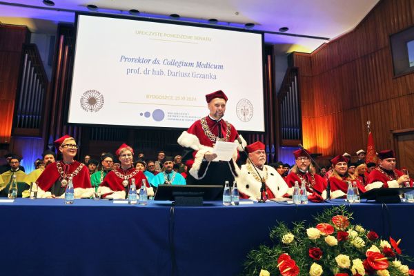 Jubileusze Collegium Medicum UMK uroczystość w Bydgoszczy (Filharmonia Pomorska,  25.11.2024) [fot. Andrzej Romański] Kliknij, aby powiększyć zdjęcie