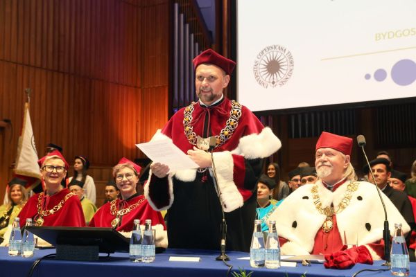 Jubileusze Collegium Medicum UMK uroczystość w Bydgoszczy (Filharmonia Pomorska,  25.11.2024) [fot. Andrzej Romański] Kliknij, aby powiększyć zdjęcie