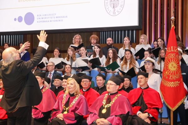 Jubileusze Collegium Medicum UMK uroczystość w Bydgoszczy (Filharmonia Pomorska,  25.11.2024) [fot. Andrzej Romański] Kliknij, aby powiększyć zdjęcie