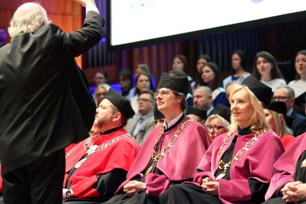 Jubileusze Collegium Medicum UMK uroczystość w Bydgoszczy (Filharmonia Pomorska,  25.11.2024) [fot. Andrzej Romański] Kliknij, aby powiększyć zdjęcie