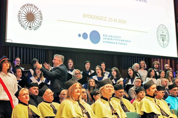 Jubileusze Collegium Medicum UMK uroczystość w Bydgoszczy (Filharmonia Pomorska,  25.11.2024) [fot. Andrzej Romański] Kliknij, aby powiększyć zdjęcie