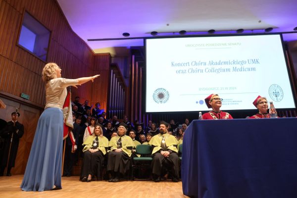 Jubileusze Collegium Medicum UMK uroczystość w Bydgoszczy (Filharmonia Pomorska,  25.11.2024) [fot. Andrzej Romański] Kliknij, aby powiększyć zdjęcie