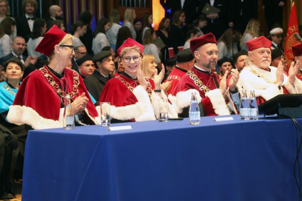 Jubileusze Collegium Medicum UMK uroczystość w Bydgoszczy (Filharmonia Pomorska,  25.11.2024) [fot. Andrzej Romański] Kliknij, aby powiększyć zdjęcie