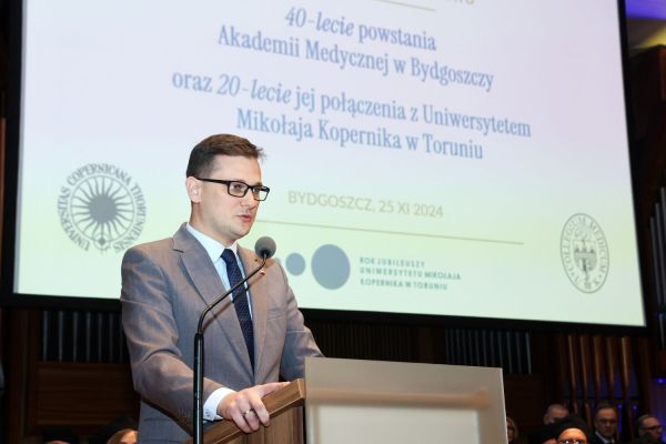 Jubileusze Collegium Medicum UMK uroczystość w Bydgoszczy (Filharmonia Pomorska,  25.11.2024) [fot. Andrzej Romański] Kliknij, aby powiększyć zdjęcie