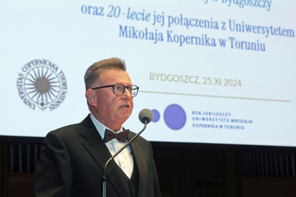 Jubileusze Collegium Medicum UMK uroczystość w Bydgoszczy (Filharmonia Pomorska,  25.11.2024) [fot. Andrzej Romański] Kliknij, aby powiększyć zdjęcie