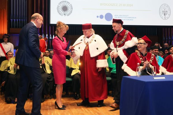 Jubileusze Collegium Medicum UMK uroczystość w Bydgoszczy (Filharmonia Pomorska,  25.11.2024) [fot. Andrzej Romański] Kliknij, aby powiększyć zdjęcie