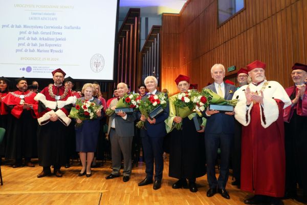 Jubileusze Collegium Medicum UMK uroczystość w Bydgoszczy (Filharmonia Pomorska,  25.11.2024) [fot. Andrzej Romański] Kliknij, aby powiększyć zdjęcie