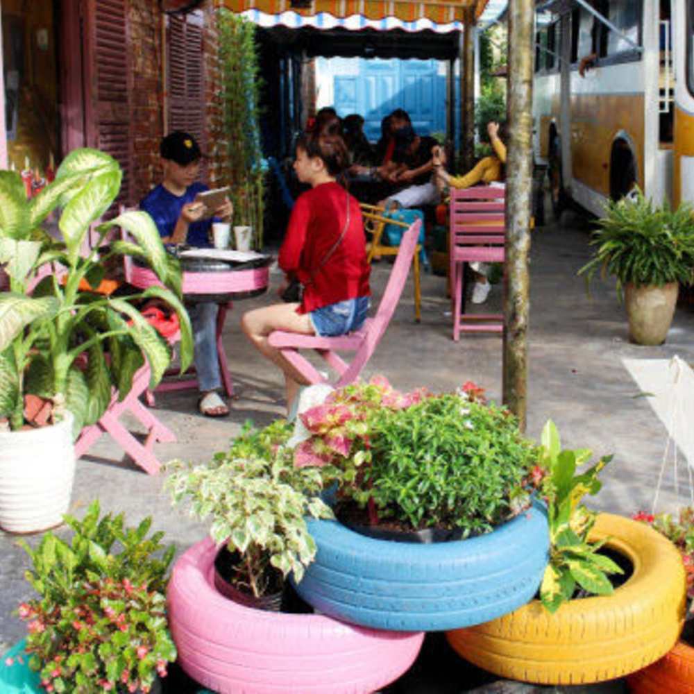 bánh xe để trang trí quán cafe đẹp