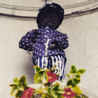 Photo of Manneken Pis wearing modrotisk