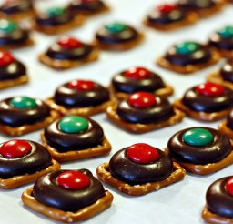 640x427px Pretzel Candy Melts Picture in Chocolate Cake