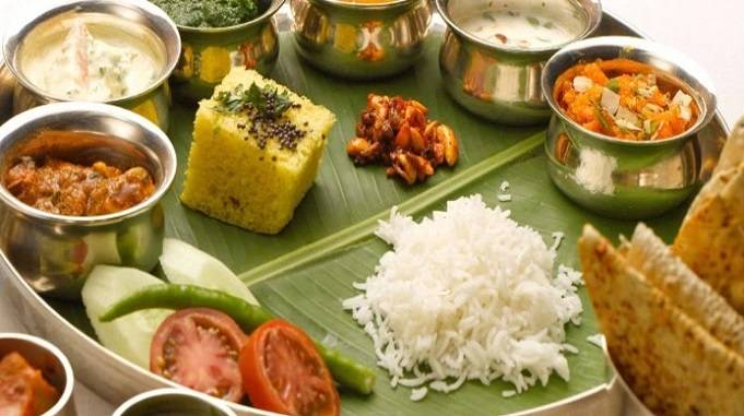 wellhealth ayurvedic health tips, benefits of eating in leaves plate, leaf plate benefits, healthy foods to eat, kele ke patte par khana khane ke fayde, केले के पत्ते की प्लेट के फायदे, केले के पत्ते पर खाना खाने का लाभ, कौन से बर्तन में खाना खाना चाहिए