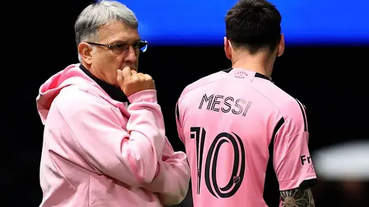 Martino afirma que Messi mejora y el argentino aparece sin bota ortopédica