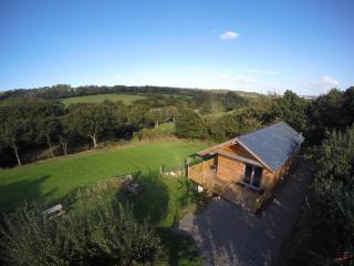 Kingfisher Cabin, Butterwell Farm, Riverside cabin on 40-acre private estate - Bodmin