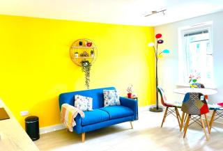 Modern townhouse, Sleeps 4 with parking - Wakefield