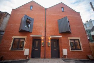 higgihaus #3a & 3b 8 Bed Sleeps up to 22 Big Groups Hip Location - Bristol