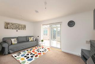 Skyvillion - STEVENAGE SPACIOUS & COZY 3Bed House with Parking, Wifi, Garden - Aston End