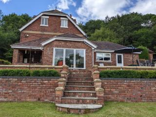 Three bedroomed house with a separate studio apartment by Severn Valley railway - Highley