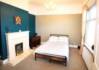 Birmingham - Shirley - Bungalow - Sleeps 8 - 3 Large Beds - Plus Sofa Bed - Beautifully Refurbished - Very Large Enclosed Gardens - Off Street Parking - Fast Wifi - Birmingham