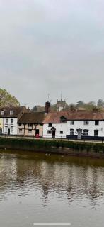 Bewdley River Cottage - Free private gated parking for 2 cars - River front location - Bewdley