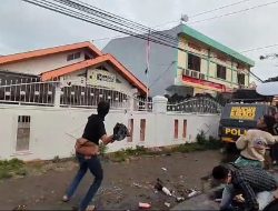 Usai Telur Busuk, Peserta Aksi Unjuk Rasa Kembali Lempari Kantor Bawaslu Bulukumba dengan Kotoran Sapi