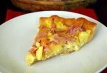 Eggs Benedict Breakfast Pizza