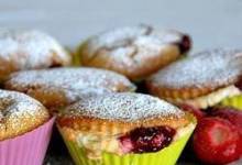 strawberry cheesecake muffins