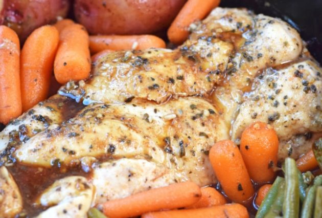 SLOW COOKER HONEY GARLIC CHICKEN AND VEGETABLES