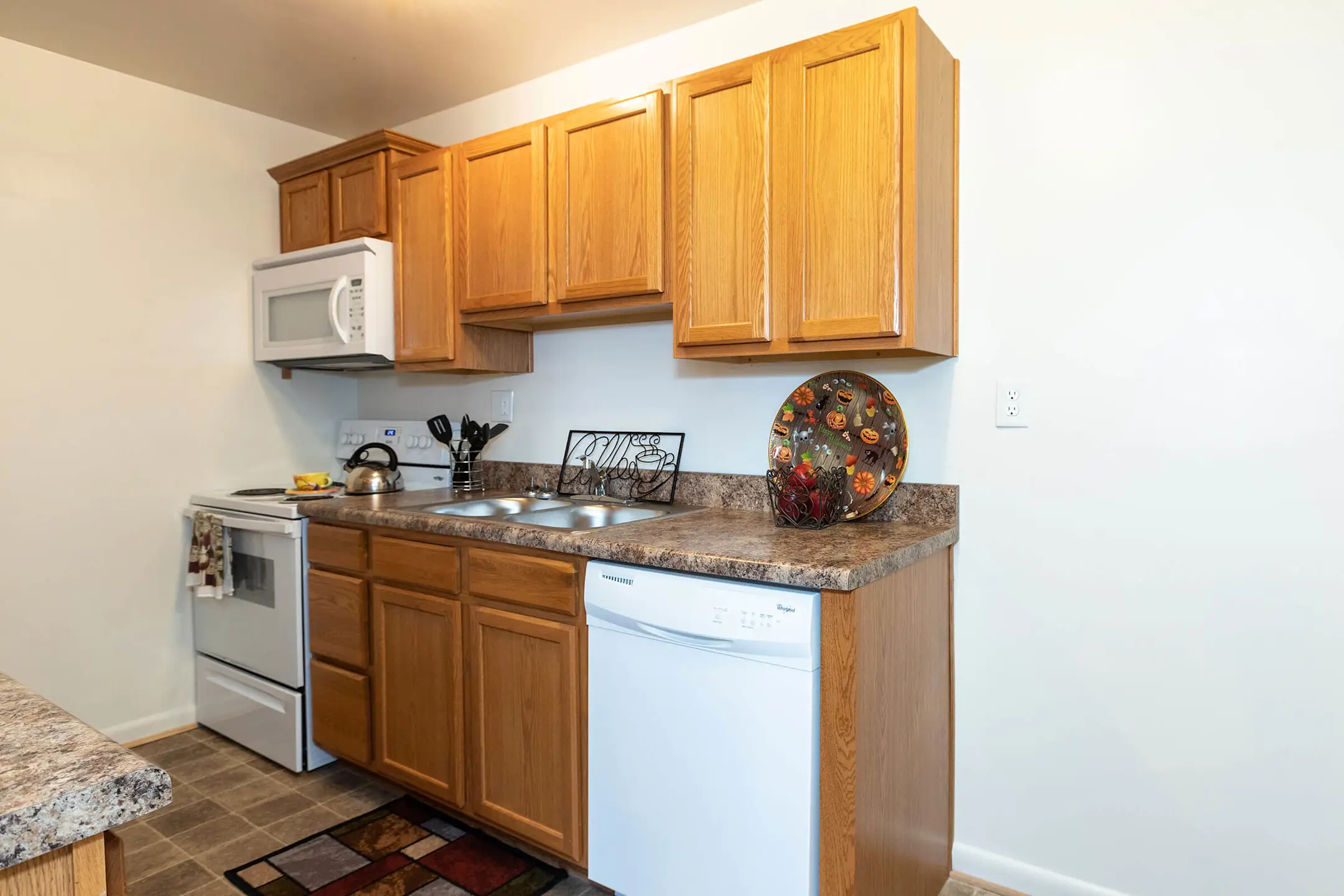 Kitchen - Newport Landing Apartments - Newport News, VA