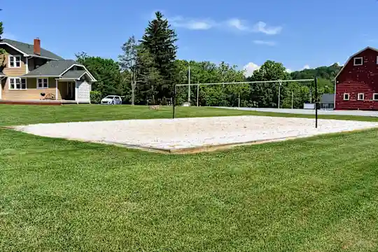 view of property's community featuring an expansive lawn