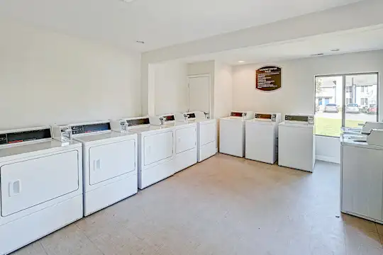 laundry room with natural light, tile floors, and independent washer and dryer