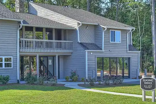 view of front of house featuring a front lawn