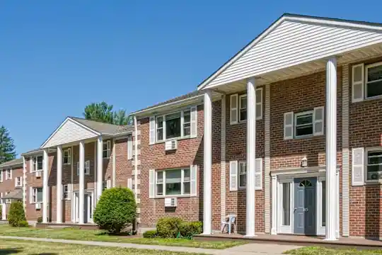 Colonial Village Apartments - Glastonbury, CT - Photo 4