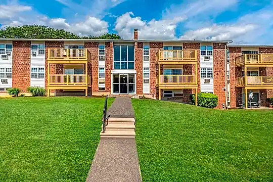 view of building exterior featuring an expansive lawn