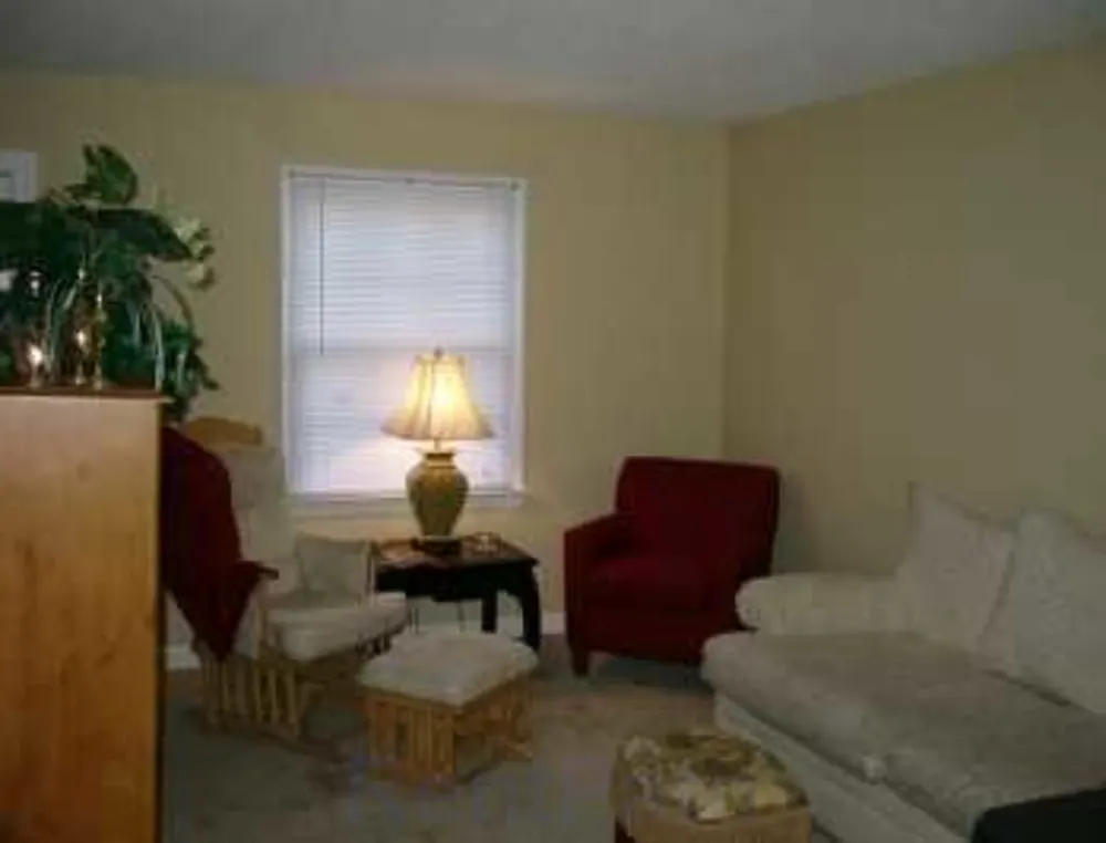 Living Room - Oakmont Square Apartments