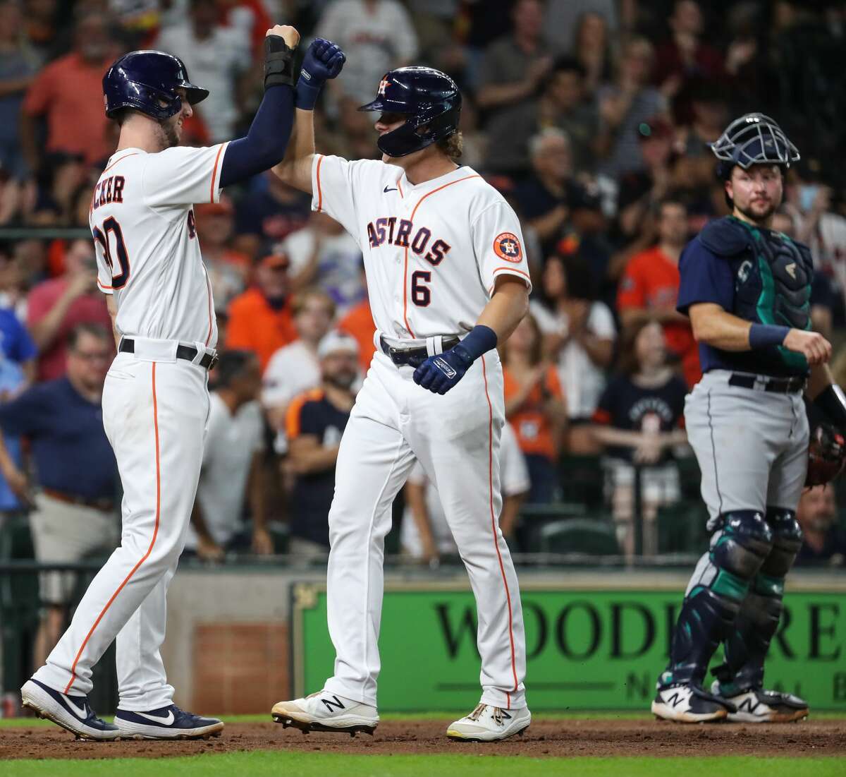 Astros blow out Mariners in series-opening win