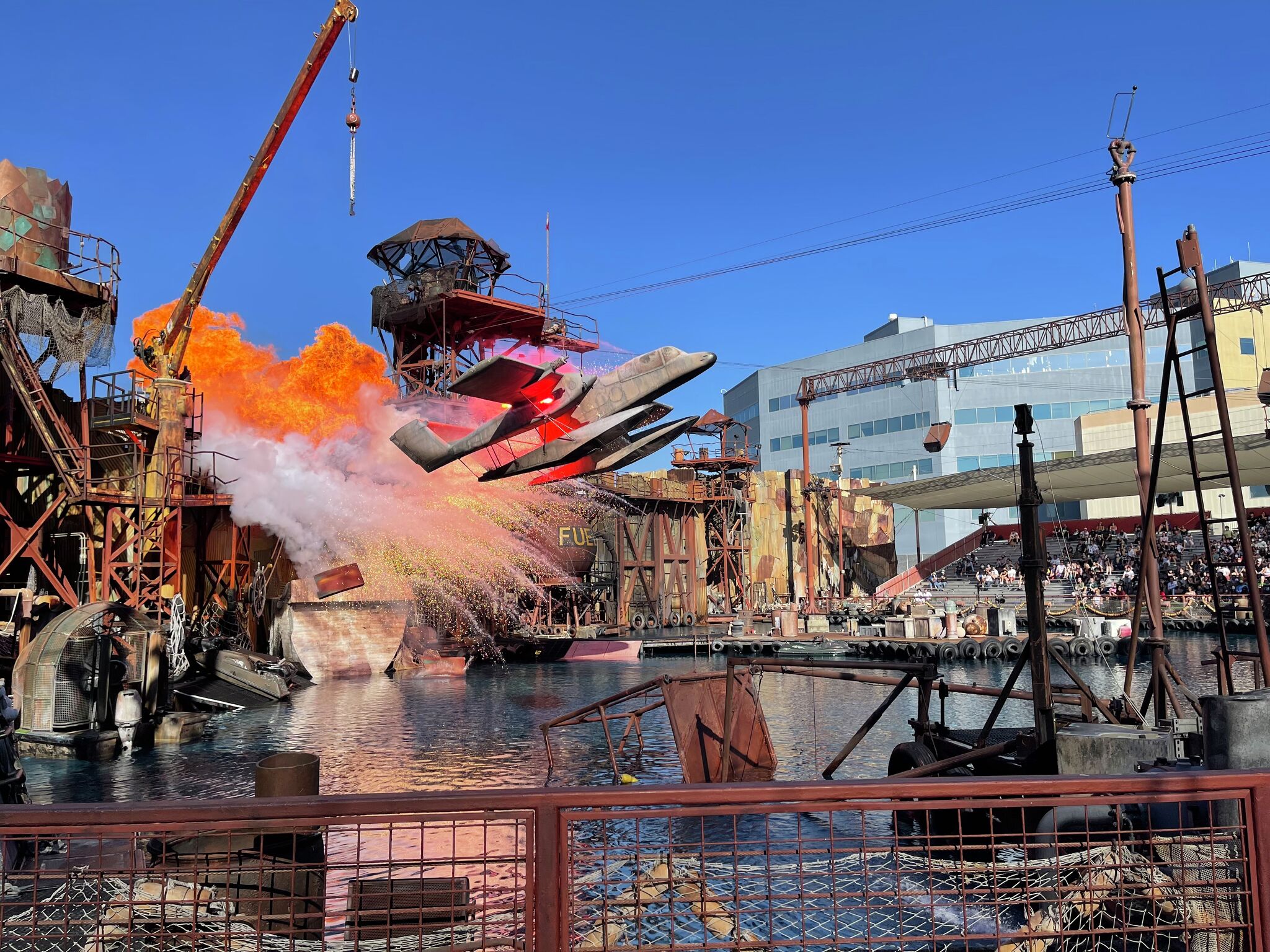 People are obsessed with Universal Studios' Waterworld show - Planet ...