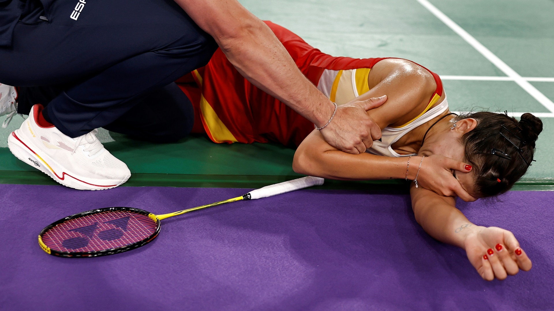 Carolina Marin liegt verletzt am Boden