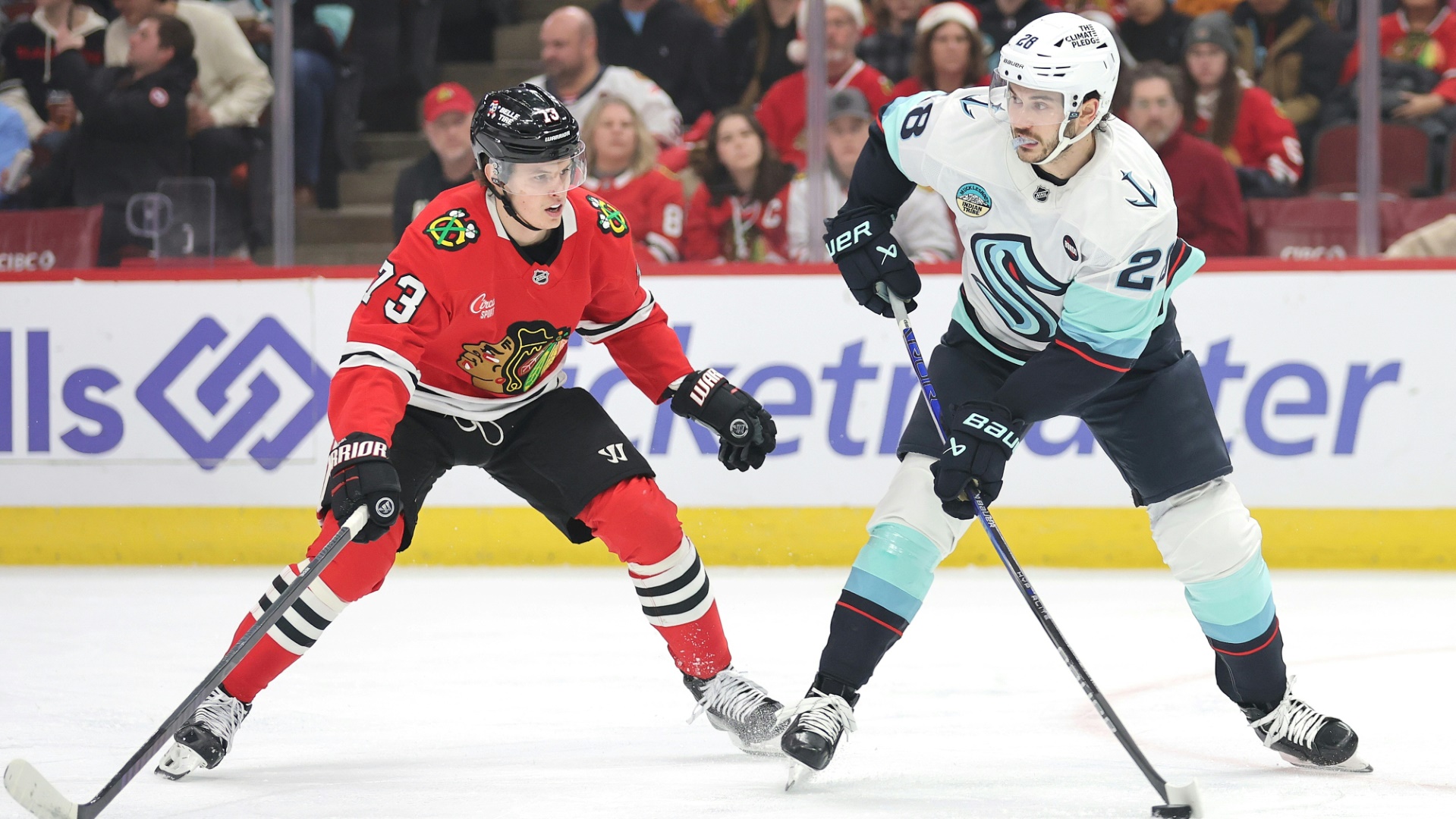 Lukas Reichel (l.) war mit den Chicago Blackhawks nicht erfolgreich