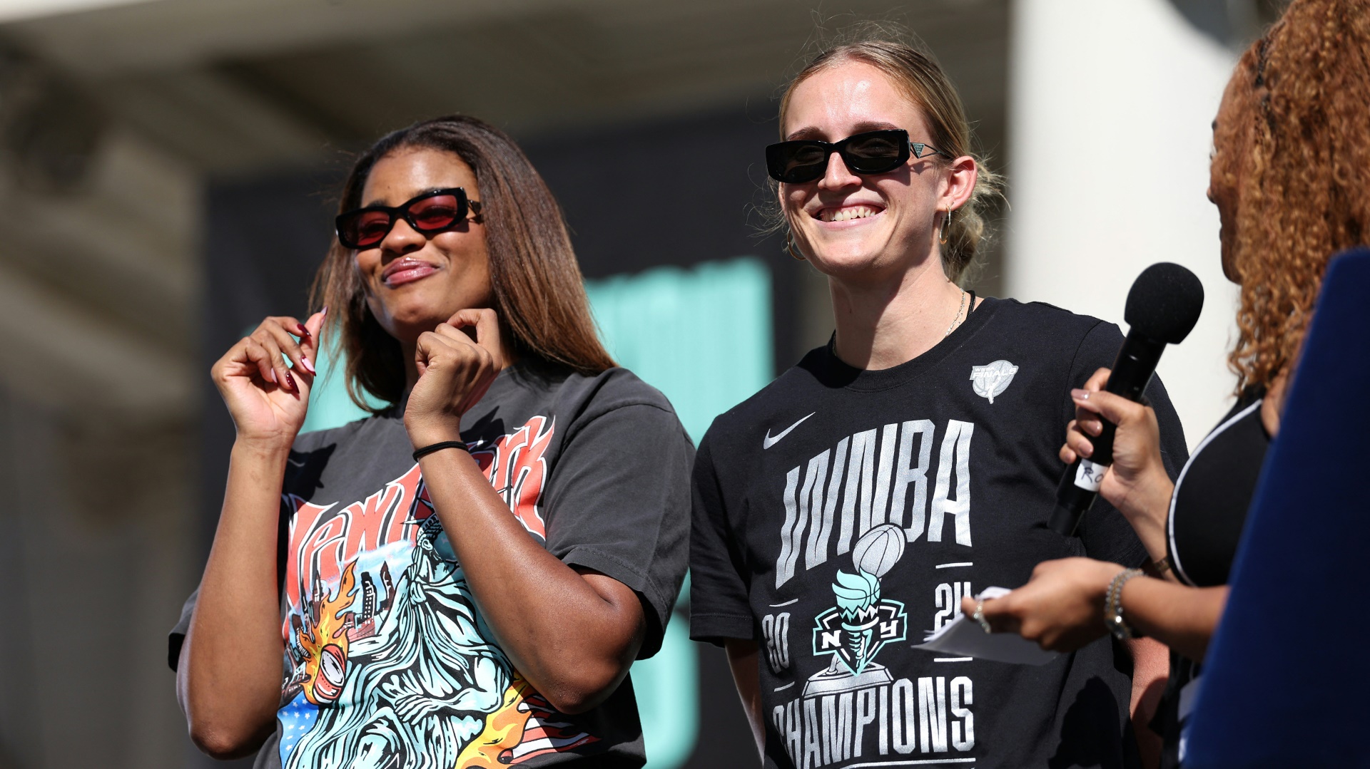 Sabally (l.) und Fiebich (r.) gewannen im Oktober den Titel in der WNBA