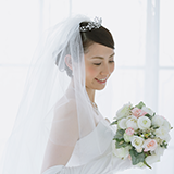 結婚式披露宴で嫁ではなく、友達へのサプライズしかしないのはどう思いますか？ 3ヶ月後、式を挙げるのですが、大親友に向けたフラッシュモブのサプライズを用意しているのですが、嫁には用意していません。
お金の関係で、嫁には余興でサプライズを用意しているとは伝えていますが、嫁に対してやるものではなく、友人に向けてやることは一切伝えていません。先日、打ち合わせの際、プランナーに余興の流れで「やるのは...