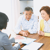 家族についてです。 兄のお嫁さんについてなのですが、 家族での食事会で毎回のようにスマホをずっと触っています。 他の家族と会話をしようともせず、 話を振られたら一言で返すだけです。 そして、お金を払う素振りもせず誰よりも先に帰っていきます。 義姉というのはこういう態度が普通なのでしょうか？ 私の旦那は他の家族と積極的に話したり 色々な話を聞いたりしているのでそれが普通なのかなと思っていました。 (私も旦那家族の前ではそういうことはしていません。) 次の食事会は私の娘の誕生日会を皆でしたいなと 思っているのですが、 上記のが普通なのでしたら考えを改めようと思います。 家族は(私からすると)祖父、祖母、母、おば、いとこ、おばとおじ(おばの旦那さん)、私、旦那、娘です。 義姉はよく祖父母の家にお茶をしにきたり、 お昼を食べにきたり、 おばとおじのところへお邪魔したりしているそうなのではじめましてではないということです。